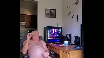 Afspelen Roken en aftrekken van kleine lul komt klaar in asbak