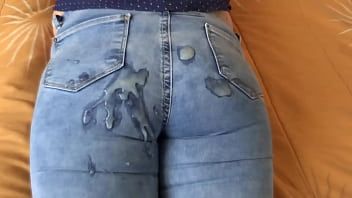 play 18-jähriger Neffe genießt meine Frau, während sie sich in ihrem Bett ausruht, gegenseitige Handjobs und Cumshot auf ihren Arsch mit Jean