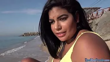 Jouer Latina bien roulée se fait tirer pour du sexe en extérieur en action pov