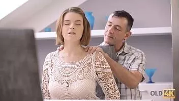 Redare Old4k. teen busty demonstrează un corp natural bătrânului și este bătută în cuie