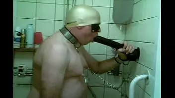 Abspielen Klistiersklave trinkt eigene Pisse und Blowjob-Liebhaber während der Einlaufsitzung