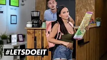 Jouer Hornyhostel - (claudia bavel, tommy cabrio) - une brune au gros cul reçoit les bonnes directions