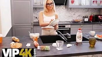 play عالق الرجل يمارس الجنس من المحرمات مع التشيكية غير الشقيقة جيني البرية في المطبخ