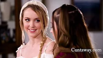 Odtwórz Jesteśmy jedynymi lesbijkami w klasie, więc mam cię dziewczyno