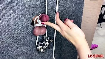 Abspielen Ich habe einen Streit mit meiner Stiefschwester und ihren Freundinnen verloren und sie haben gefilmt, wie sie mit meinen Eiern spielen