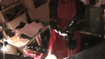 play Rubbernurse agnes - robe d'infirmière en latex noir avec un tablier rouge et un masque de clinique - attachant l'esclave de la clinique avec un très long gode jusqu'à ce qu'il éjacule toute sa crème de sperme