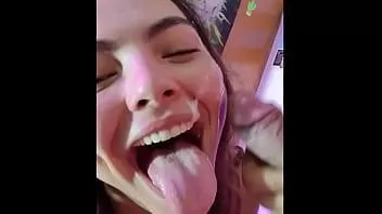 play Je suis psybitch, une adolescente soumise et j'adore faire une pipe à mon propriétaire jusqu'à ce qu'il éjacule sur mon visage et ma langue