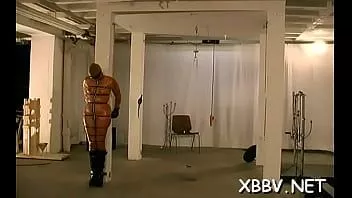play Mujer traviesa inserta un juguete sexual en su manguito