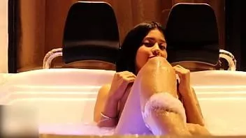 Jouer Silvia latina tatouée avec un gros cul veut prendre une douche dans le jacuzzi puis se faire baiser par une bite bien dure