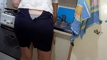 Reproducir Mientras mi madre lavaba los platos, me masturbaba el coño - lesbian illusion girls