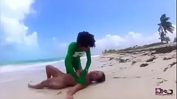 Riproduci Casalinga sexy salvata e scopata in spiaggia da super ramon!