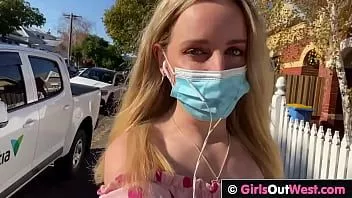 Reproducir Girls out west - rubia sexy juega con su culo y se frota el coño