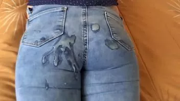 Abspielen 18-jähriger Neffe genießt meine Frau, während sie sich in ihrem Bett ausruht, gegenseitige Handjobs und Cumshot auf ihren Arsch mit Jean