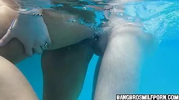 play Calda bionda con grandi tette viene disossata in piscina - milf porn
