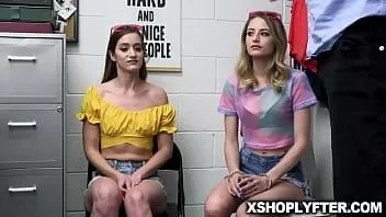 Putar Gadis pengutil kyler quinn dan nadia noja merayu petugas dewasa untuk melepaskan mereka dari jerat karena mencuri di toko.