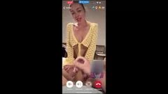 تشغيل ابنة الزوجة تدخل على زوجها كومينغ أمام حماتها أثناء مكالمة فيديو