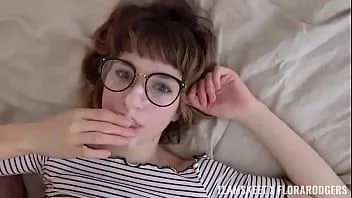 Jouer Visage timide mais coquin avec des lunettes - flora rodgers