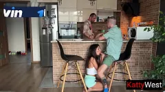 تشغيل زوجة الغش اللسان الثلاثي محفوفة بالمخاطر بينما يطبخ الزوج