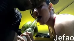 Jouer Une MILF indienne amateur rend une pipe pour un verre sur la plage - Orgasme interracial sur la plage