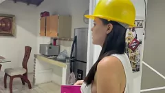 تشغيل متدربة هندسية مفعم بالحيوية تحصل مارس الجنس تقريبًا من قبل عميلها الأول. الجزء 1
