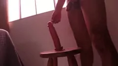 play L'allenamento da solista diventa intenso con il grande gioco di dildo
