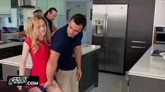 Reproduzir Petite Blonde Teen se secretamente se afasta de seu passo a passo do tabu no jantar em família