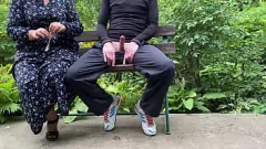 Afspelen BBW MILF heeft Al Fresco Handjob -sessie met stiefzoon in condoom