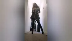 Odtwórz Dominująca królowa Mona w butach z PCV masturbuje się dildem i wibratorem, doprowadzając do głośnego orgazmu łechtaczki