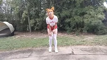 Jouer Elle gicle à travers un short après un cours de gym en plein air