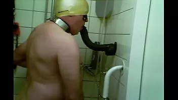 再生 浣腸奴隷は極度の乳首治療とフェラディルドが大好き