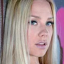 अभिनेता Angie Lynx